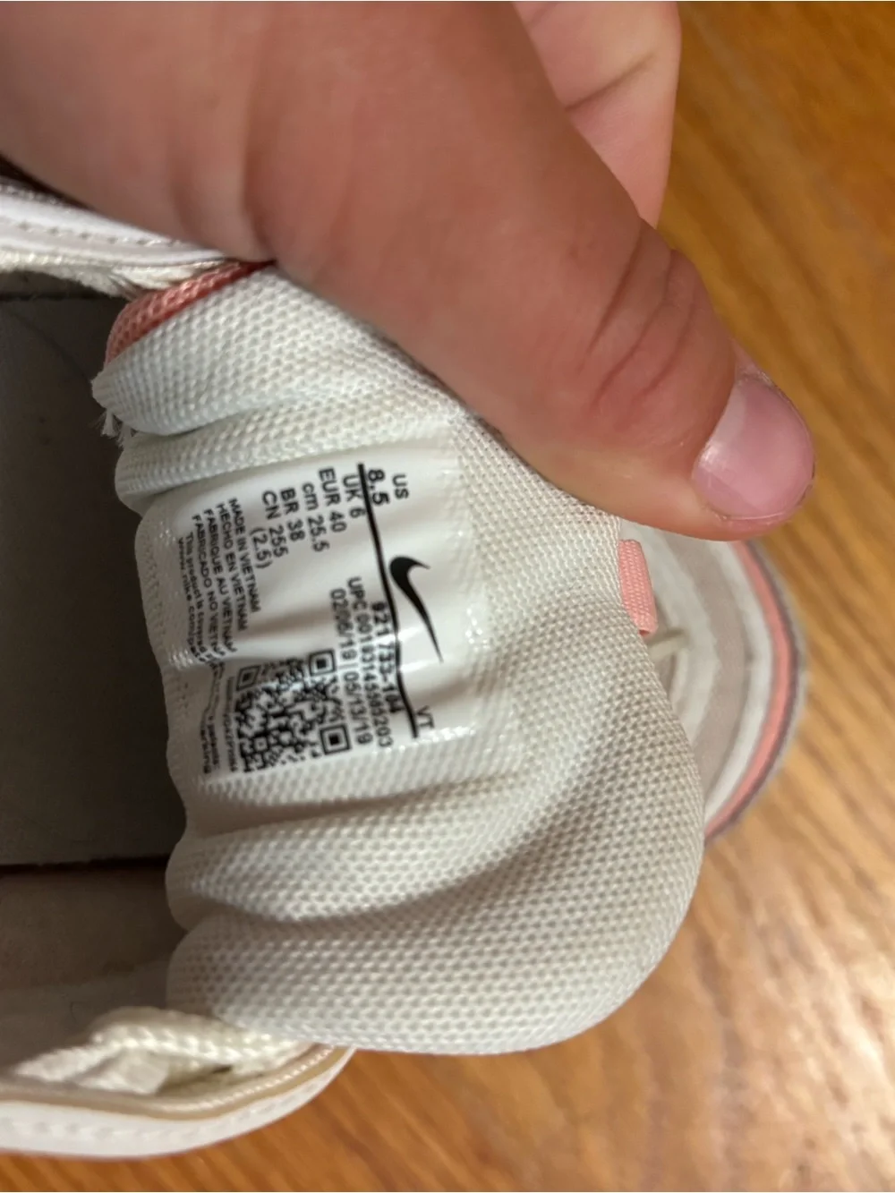 Nike White & Pink Wave-Detail Air Max Sneakers - Picture 4 of 4